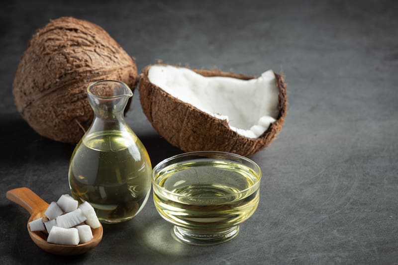 El aceite de coco es una de las opciones más populares para el oil pulling debido a sus propiedades antibacterianas y antivirales. (Foto: Freepik)