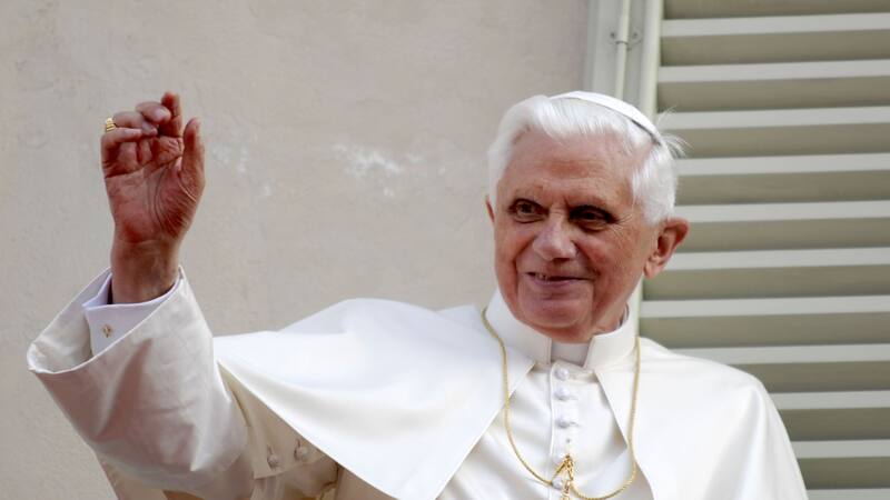 Murió Benedicto XVI, un papa del ceno religioso que rigió entre el orden económico y los casos de abuso
