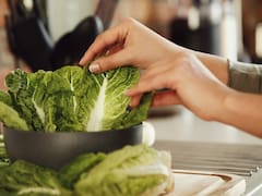 Ni en tupper ni en bolsas: el truco definitivo para conservar la lechuga fresca durante un mes