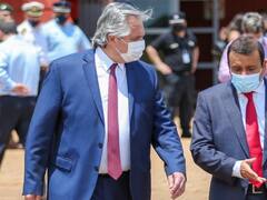 Antes de anunciar la extensión de la cuarentena, Alberto Fernández se tomó una selfie sin distanciamiento social en Misiones