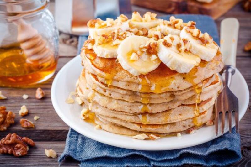 Los pancakes de avena son una excelente comida para quienes buscan ganar masa muscular. Fuente: Freepik