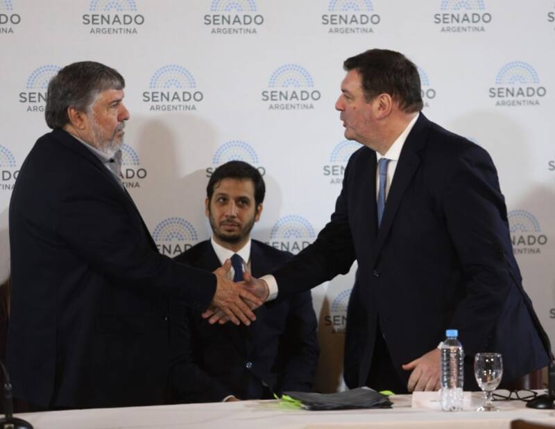 José Mayans saluda a Ariel Lijo en su comparecencia en la Comisión de Acuerdos