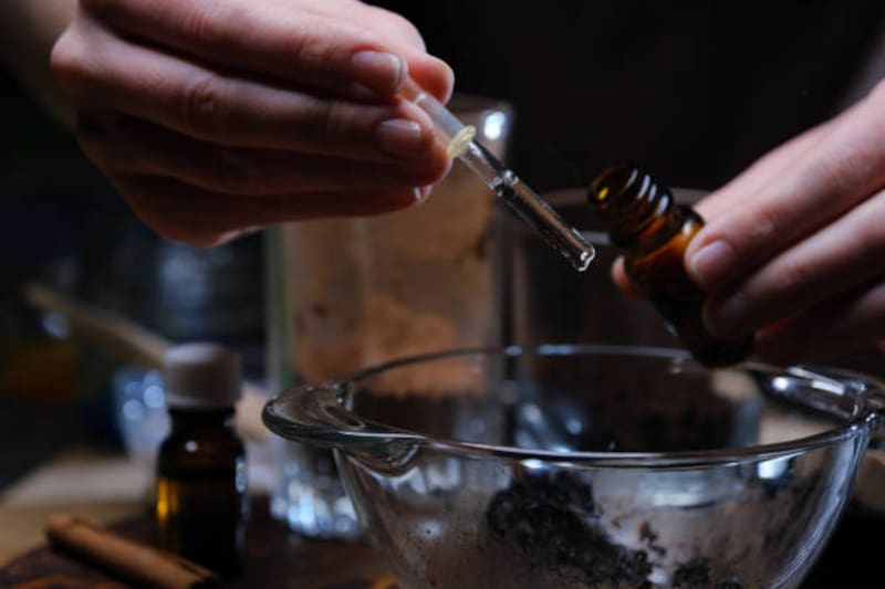 La tintura de aceite de coco y café fortalece el cabello y tiñe naturalmente las canas. Fuente: iStock.