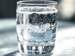 La verdadera razón por la que se llena de burbujas un vaso de agua