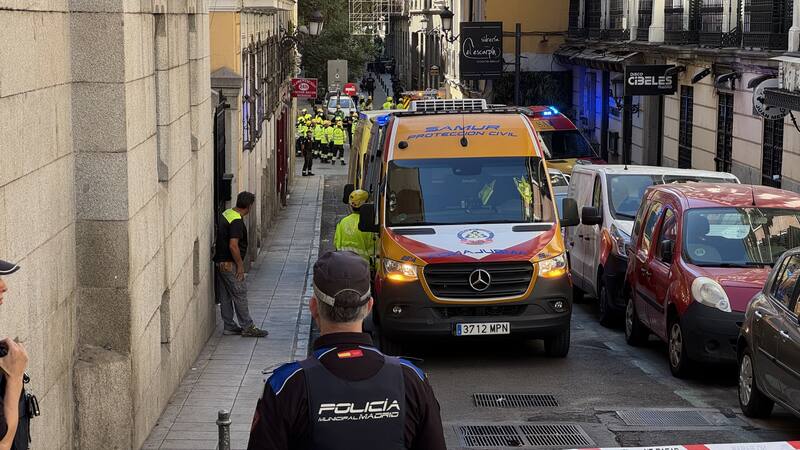 Colapsa edificio en el centro de Madrid: hay heridos y buscan atrapados.