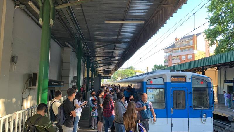El tren Roca se encuentra demorado en dos de sus ramales principales.