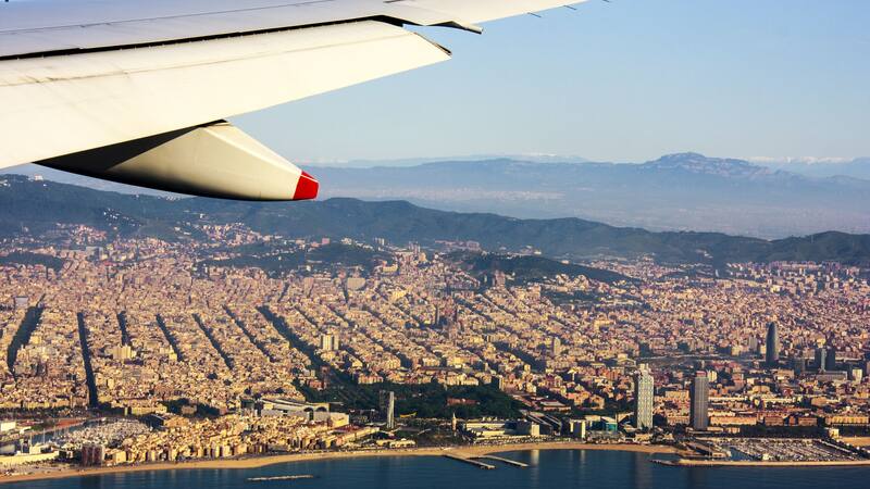 Son primos y dejaron Barcelona para mudarse a un pueblo de 10 personas: el cambio de vida que eligieron unos influencers.