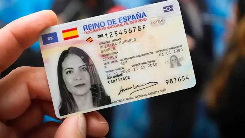 Obliga a renovar millones de documentos sin caducidad antes de 2031, afectando a millones de personas.