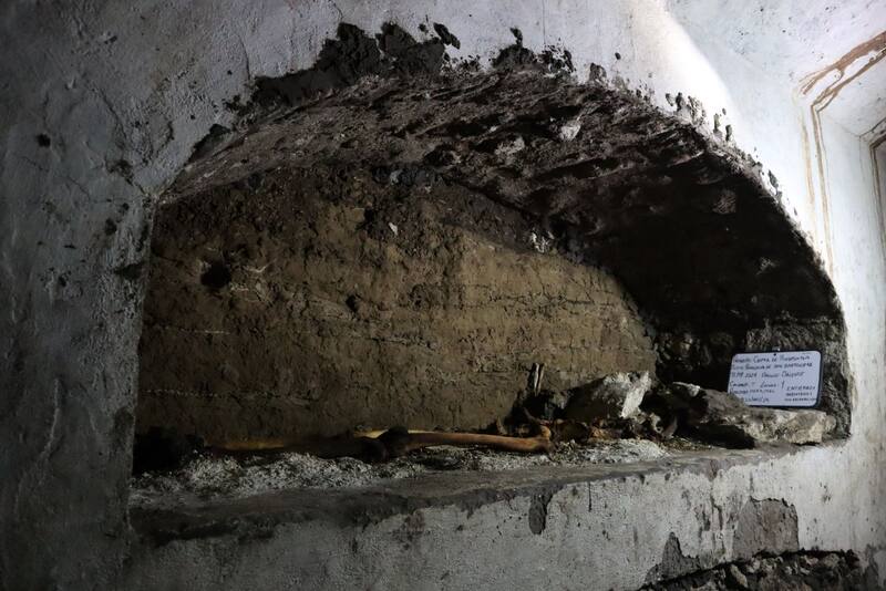 Tumbas antiguas con restos óseos en México. Fuente INAH.