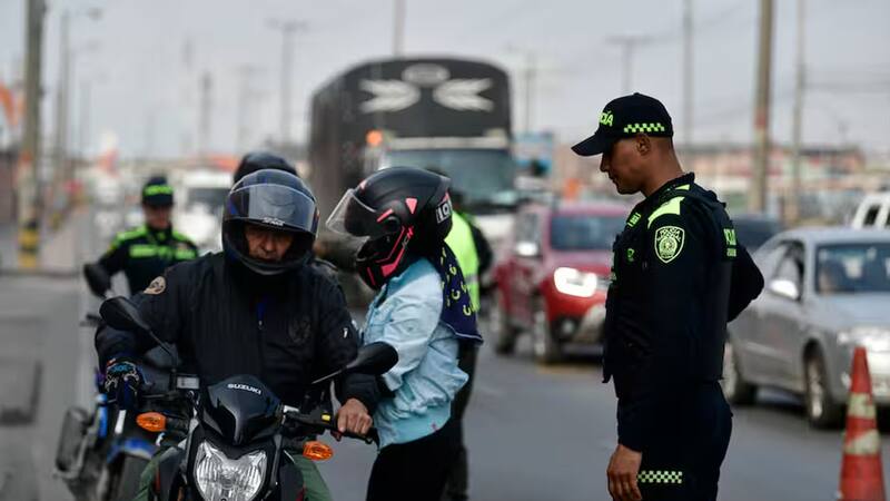 Prohíben que dos personas circulen en moto: todos los detalles de la nueva norma que rige en el país.