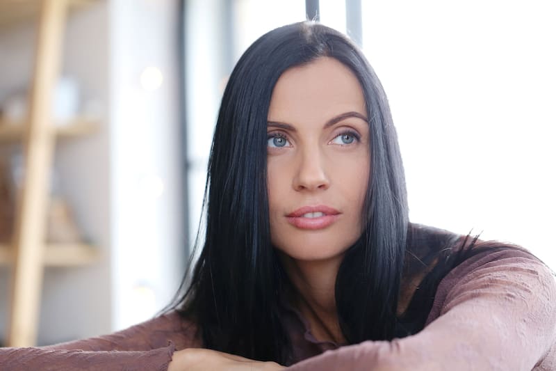 Si prefieres el cabello largo, recuerda aportar volumen con capas y evitar los colores de tinte oscuro y plano. (Foto: FreePik.es)