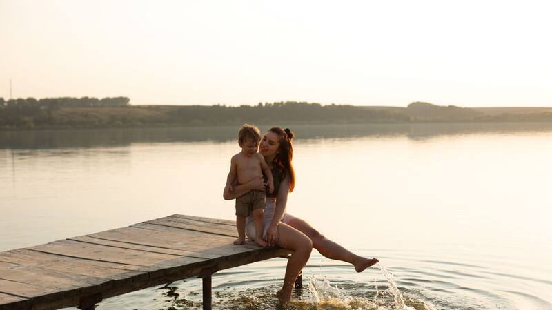 Es un lugar perfecto para disfrutar de actividades al aire libre, como el avistaje de aves y deportes acuáticos.