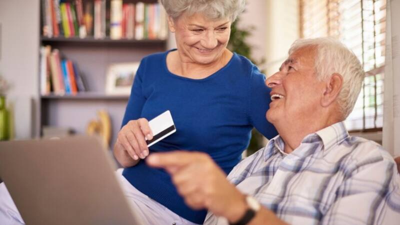 Los jubilados del INAPAM pueden acceder a múltiples beneficios, como el dinero extra. Fuente: Freepik