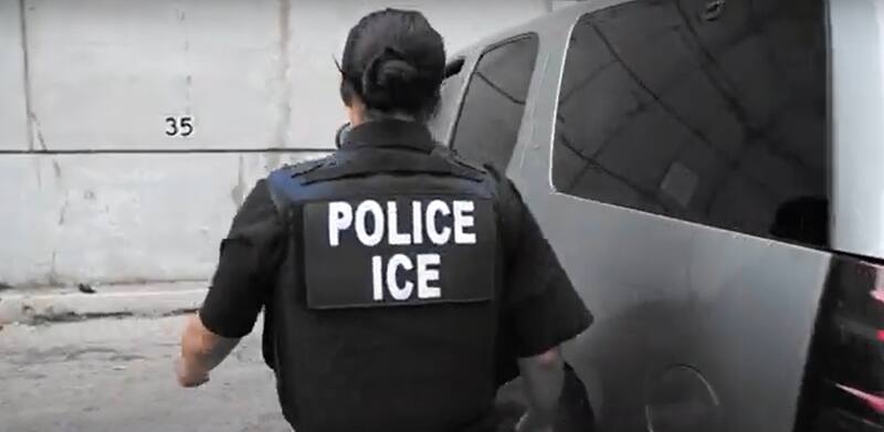 Contar con la green card no exime a estos inmigrantes de ser detenidos y deportados por ICE. Fuente: Archivo.