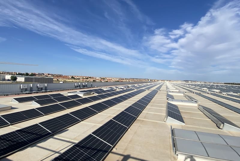 La mitad de la superficie del centro de abastecimiento de DIA en Illescas está cubierta con paneles solares.