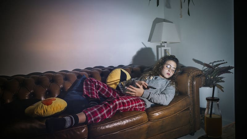 ¡Apagá el televisor antes de dormir para tener un sueño más reparador!