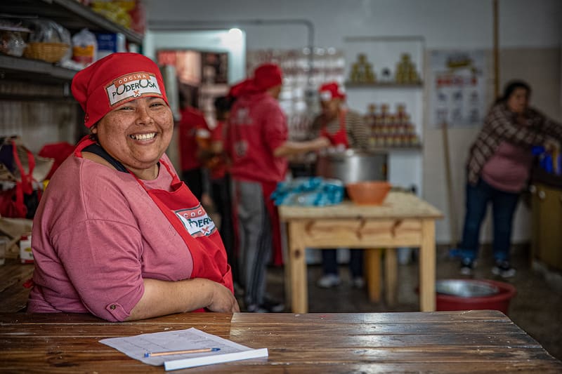 Las cocineras de los comedores comunitarios son la red principal para que no falte comida