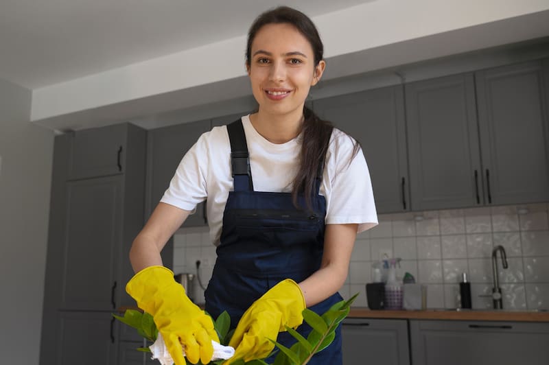 Las empleadas domésticas recibieron un aumento retroactivo, tres ajustes y un extra no remunerativo.