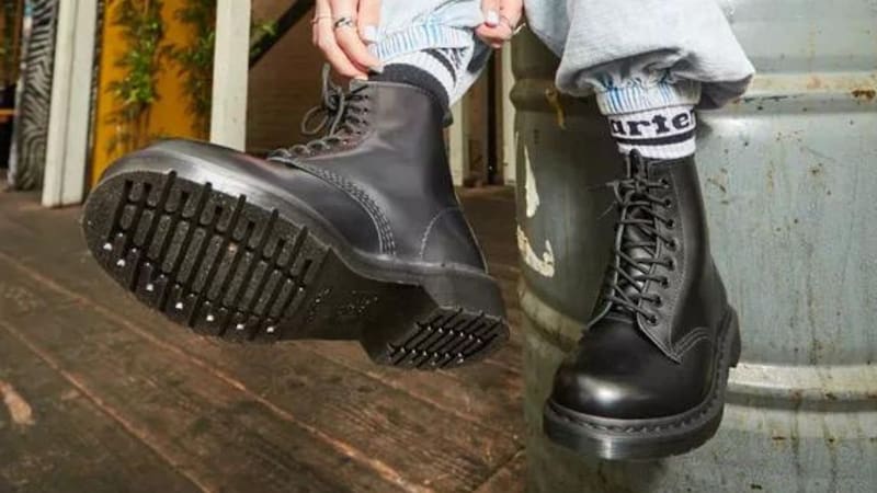 Los primeros borceguíes Dr. Martens salieron a la venta en 1960 en el Reino Unido.