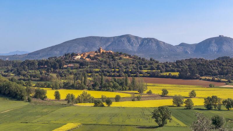 El pueblo catalán de 129 habitantes que "renació de las cenizas" y está a 1 hora de Barcelona.