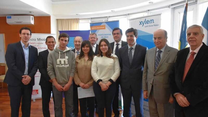 Los ganadores del Premio junto al Ministro Consejero de la Embajada de Suecia en la Argentina, Sr. Anders Rönquist; al Subsecretario de Recursos Hídricos de la Nación, Ing. Pablo Bereciartua; al presidente de AIDIS Argentina, Ing. Juan Carlos Giménez