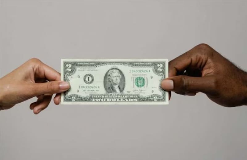 Aquellos billetes de 2 dólares que tengan el sello rojo del lado izquierdo y se mantengan en buen estado pueden valer una fortuna. Fuente: Archivo.