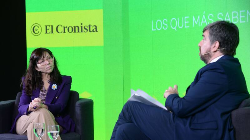 Silvina Batakis, presidenta del Banco de la Nación Argentina, junto a Hernán de Goñi, Director Periodístico de El Cronista.