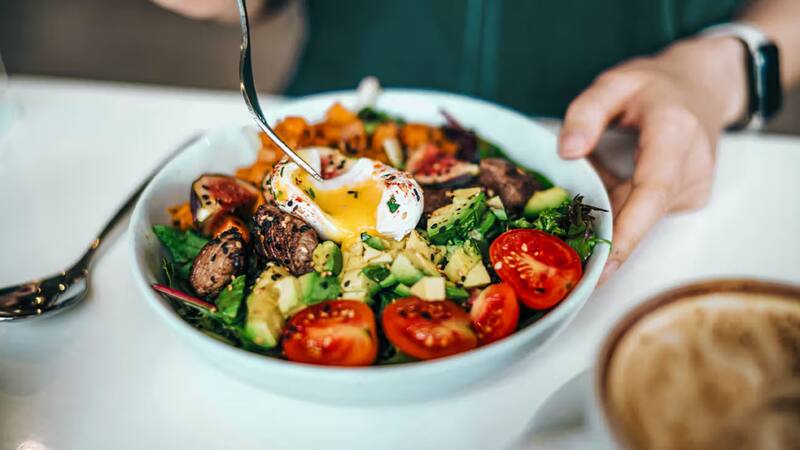 El bajo consumo de carbohidratos en la dieta keto puede afectar negativamente el rendimiento deportivo. (Foto: Freepik)