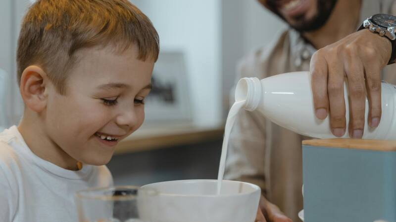 Los expertos debaten cuál leche es mejor, la de vaca o la de cabra.