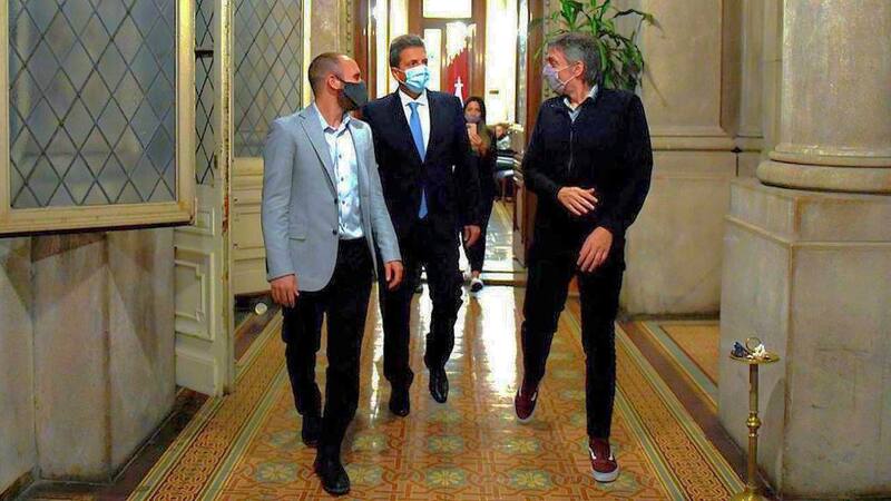 Para Álvarez Agis, la interna del Gobierno no se debe discutir en público