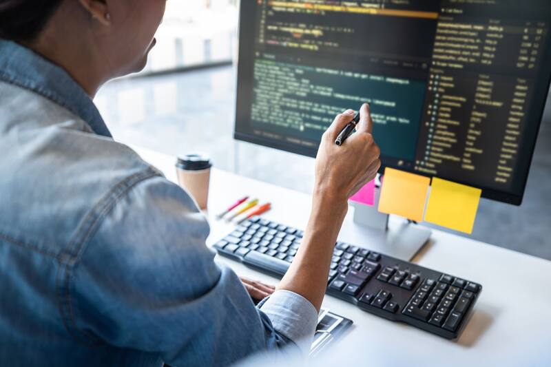 Los profesionales en programación e IT pueden ganar hasta un 400% más que el salario promedio en la Argentina