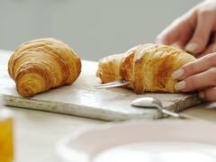 Día del Croissant: cuáles son las diferencias con la clásica medialuna argentina