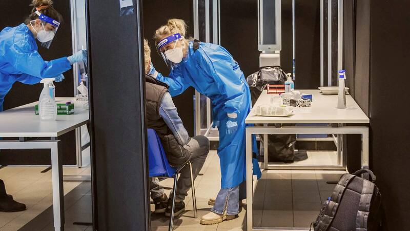 Los vacunados contra el Covid-19 tienden a presentar un nivel de anticuerpos superior a quienes generaron inmunidad de forma natural luego de la infección.