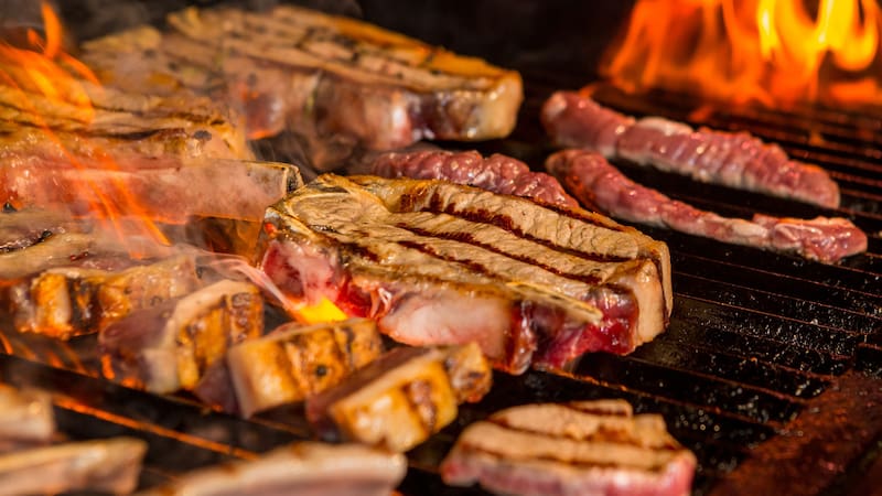 Está parrilla abre 24 horas.