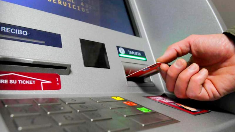 Estas son las comisiones que te puede cobrar un banco por sacar dinero de un cajero en otro país.
