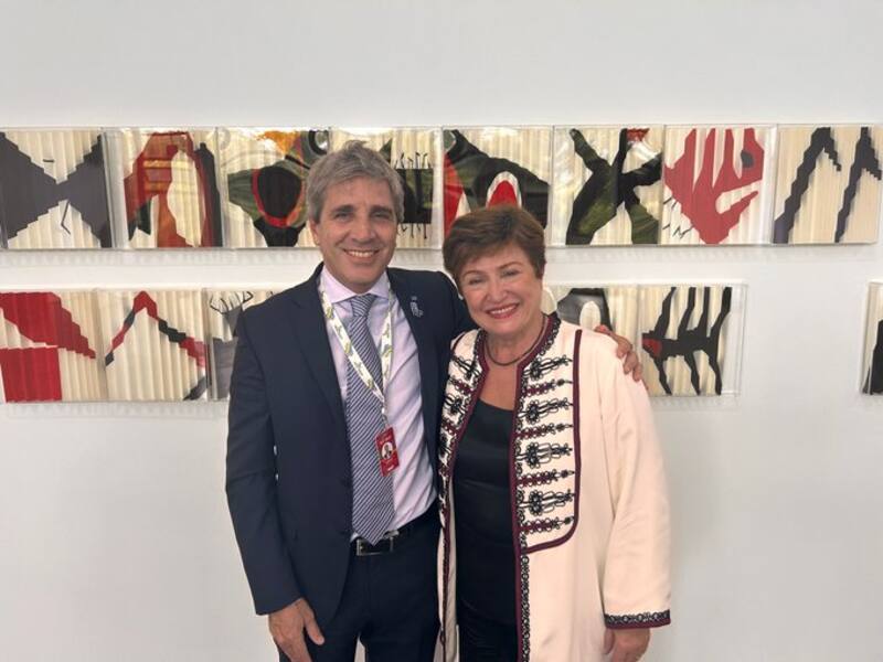 Kristalina Georgieva, directora del Fondo Monetario, junto a Luis Caputo, ministro de Economía.