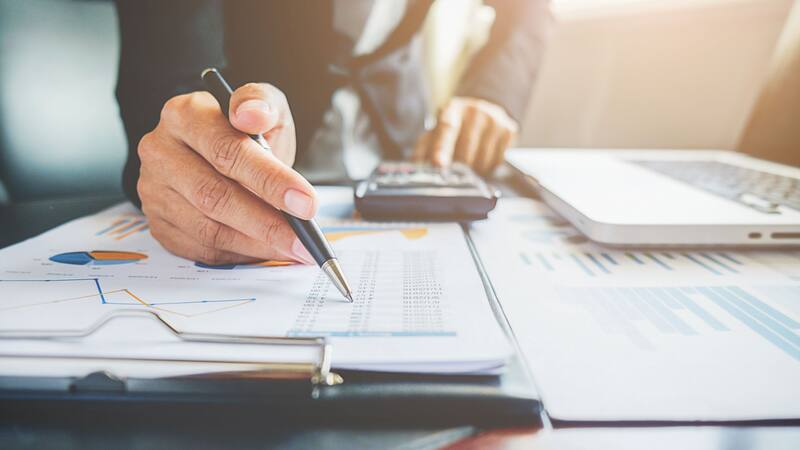 El coste por hora trabajada se frena: ¿eué sectores lideran y cuáles retroceden en España?