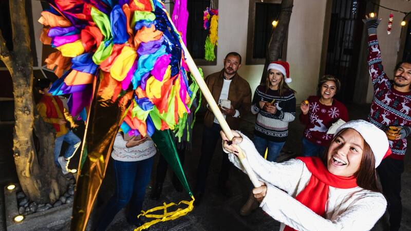 Las piñatas presentadas en Acolman son únicas por su forma, tamaño y colores vibrantes, representando elementos de la Navidad y otras festividades.