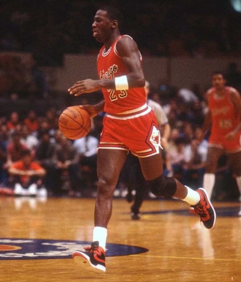 Nike firmó su primer contrato con Michael Jordan, un acuerdo que cambiaría para siempre el panorama del marketing deportivo. fuente: Nike.com