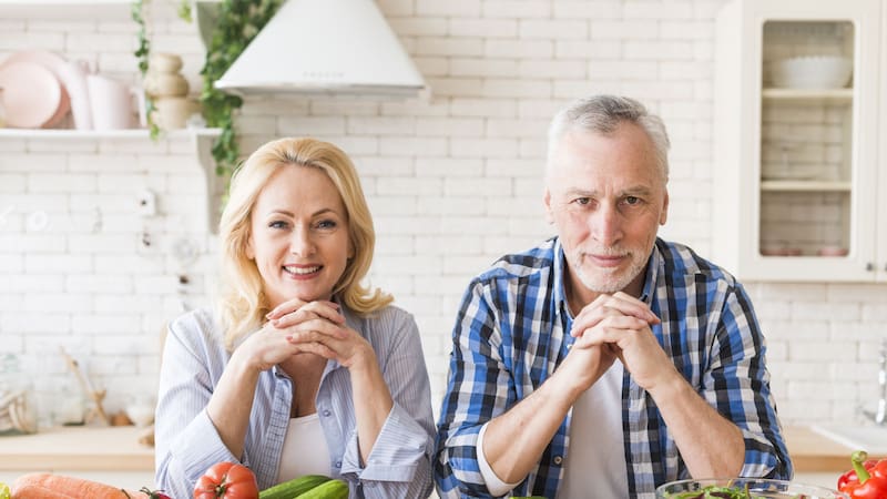 Consumir alimentos ricos en magnesio puede ayudar a mantener la salud ósea después de los 50 años.