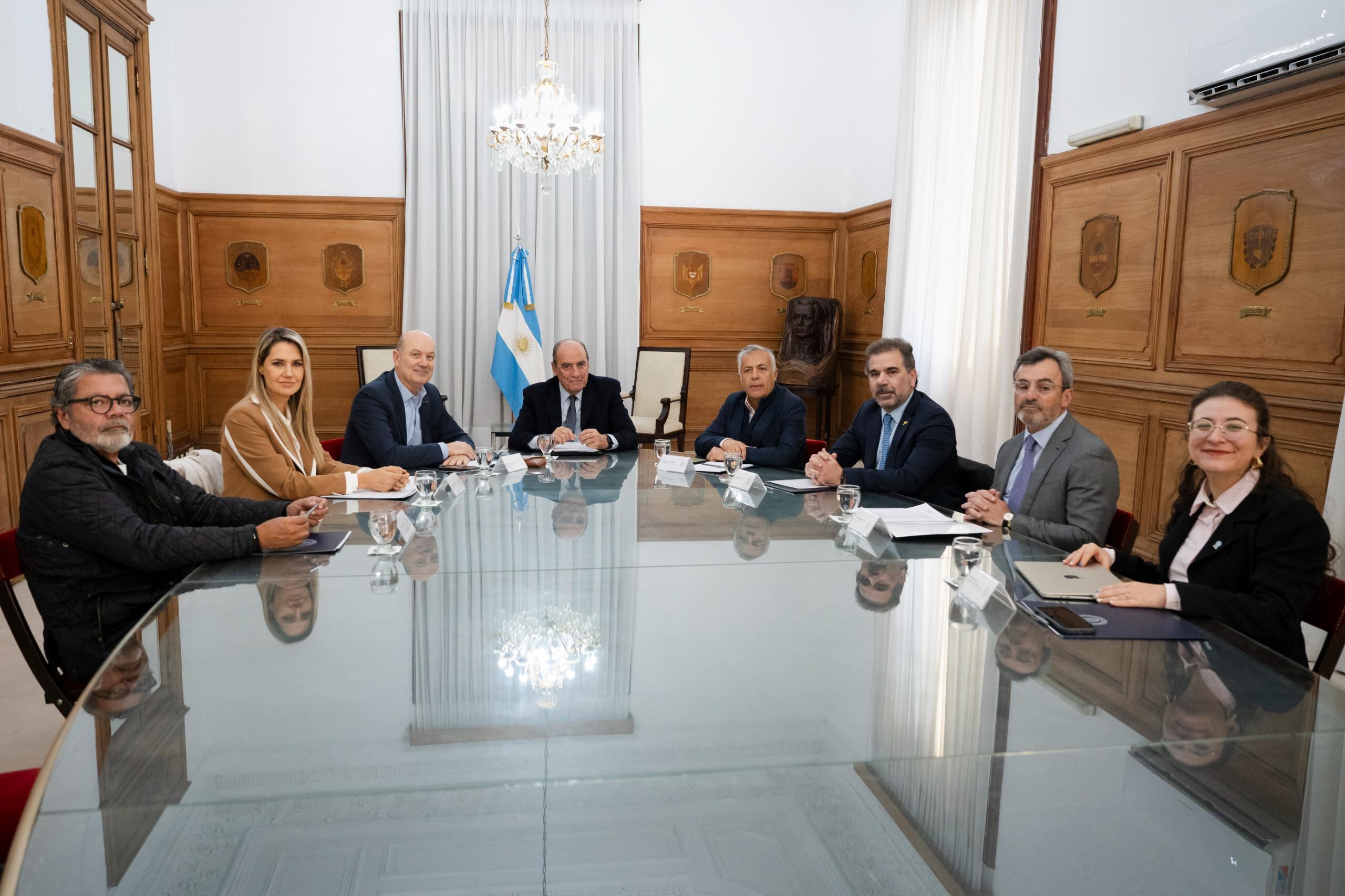 El jefe de Gabinete, Guillermo Francos, presidente del Consejo; el ministro de Desregulación y Transformación del Estado, Federico Sturzenegger, por el Ejecutivo; el gobernador de Mendoza, Alfredo Cornejo, por las provincias firmantes del Pacto de Mayo; la senadora nacional, Carolina Losada, por la Cámara Alta; el diputado nacional, Cristian Ritondo, por la Cámara Baja; el secretario general de la UOCRA, Gerardo Martínez, por los sindicatos; y el presidente de la UIA, Martín Rappallini, por el empresariado.