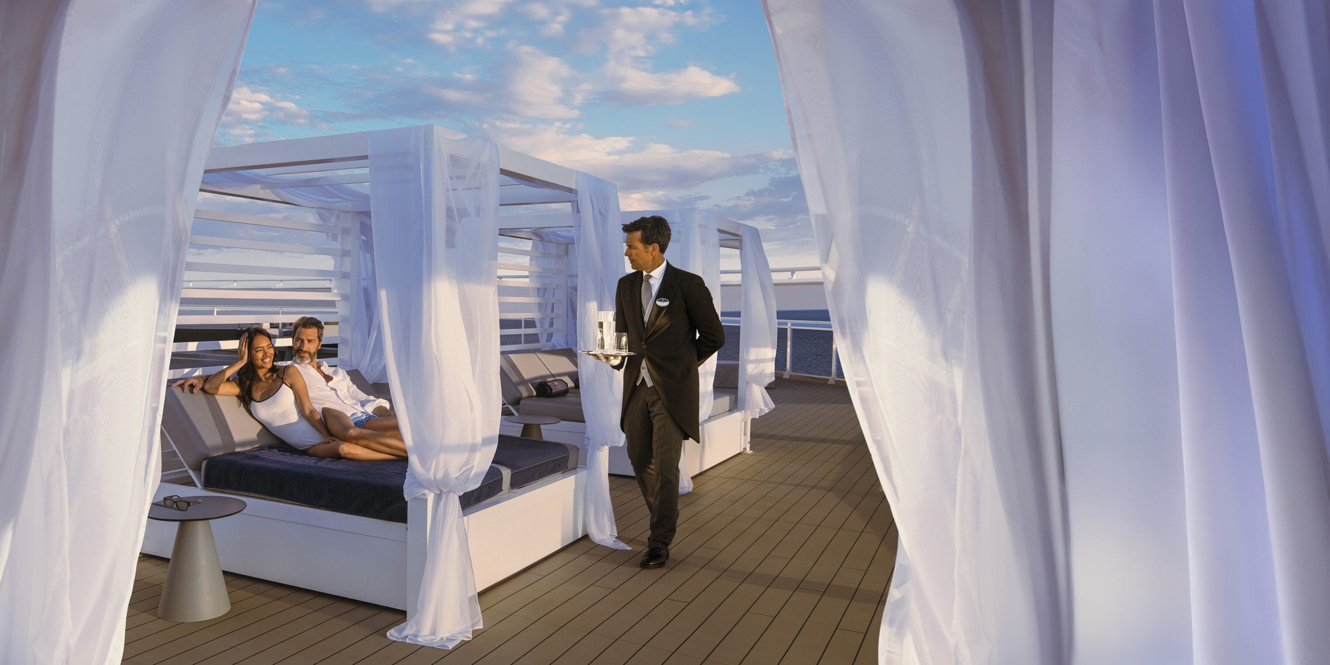 Pareja descansando en una cabana de la cubierta de MSC Yacht Club