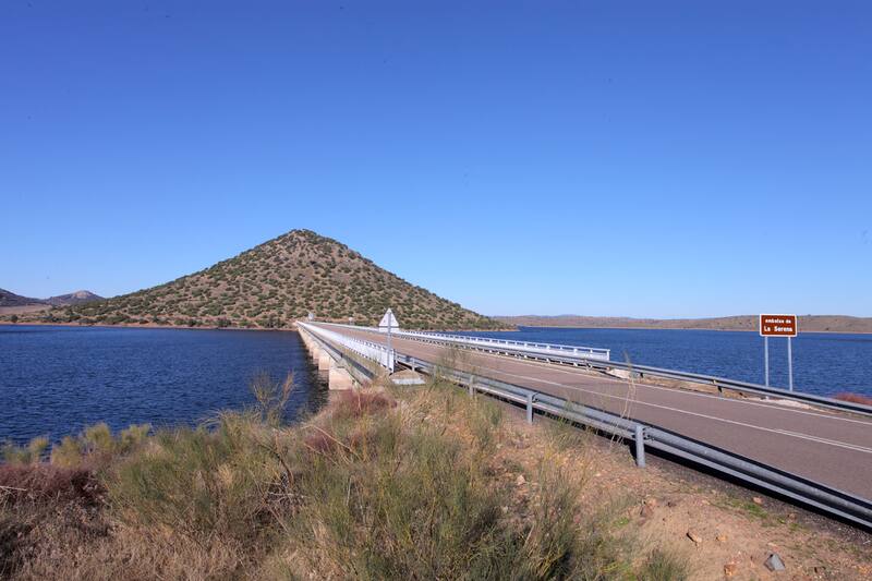 Escapadas: vista de la entrada al Embalse de La Serena. (Foto: Web oficial Turismo Extremadura).