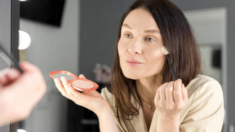 Este cosmético es vegano, fácil de aplicar y ofrece una cobertura ligera y duradera.