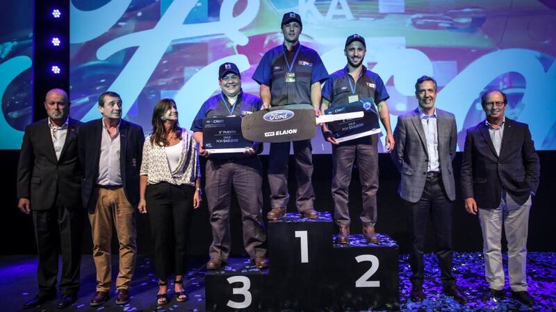 Alberto Henriques, Marcos Lubatti y Antonio Gonzalez, ganadores de la competencia, junto a directivos de Ford.