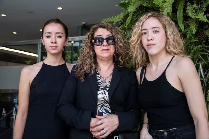 Las hijas de Arturo López, el playero agredido, y su exesposa. Fuente: Télam