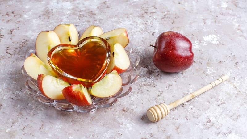La gelatina de manzana se prepara con grenetina, que ayuda a mantener la sensación de saciedad durante más tiempo.