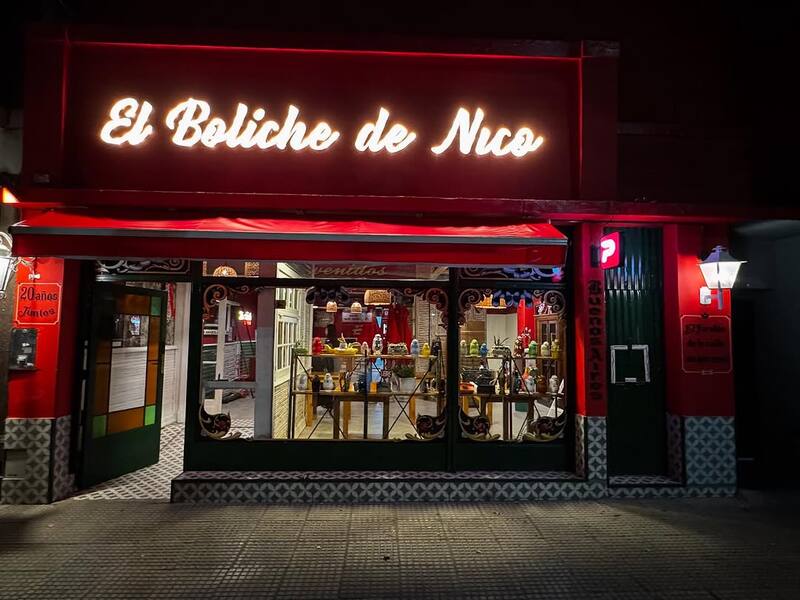 En este restaurante de Villa Urquiza, las parrilladas para compartir son una excelente opción económica (Fuente: @elbolichedenico / Instagram)