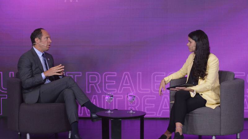 Sebastián Sosa, presidente de Remax para la Argentina y Uruguay, junto a Belén Fernández