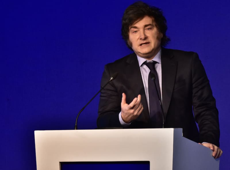 El gobierno de Javier Milei eliminó la obligatoriedad de elegir Aerolíneas Argentinas para empresas estatales.